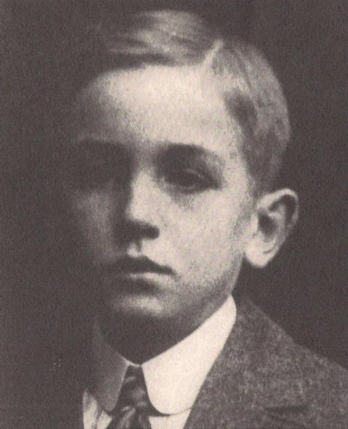 Знаменитости, которых воспитывали приемные родители