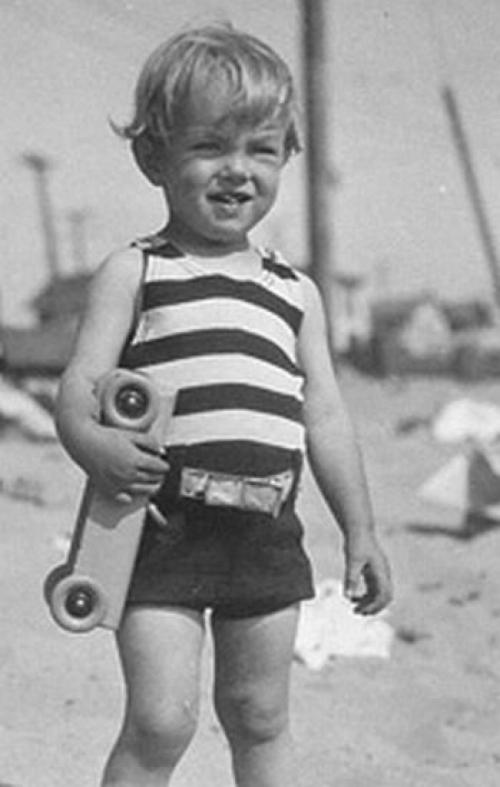 Знаменитости, которых воспитывали приемные родители