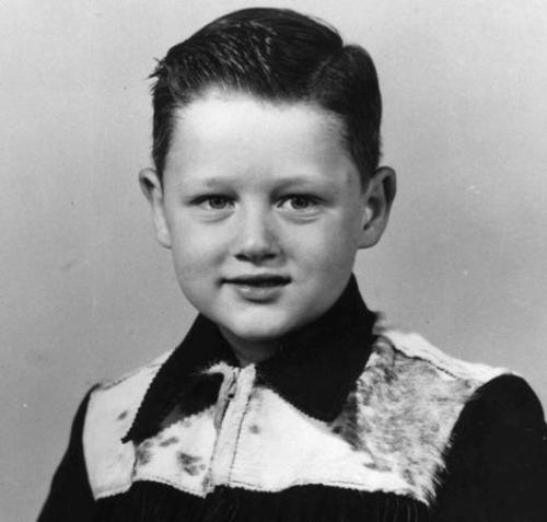 Знаменитости, которых воспитывали приемные родители