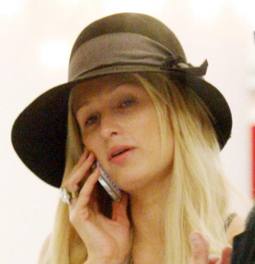 Пэрис Хилтон не узнали без макияжа