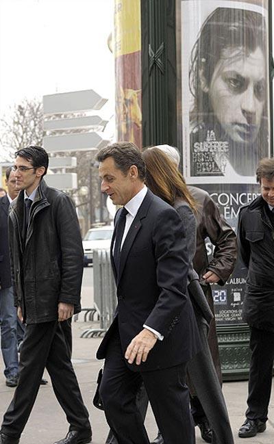 Первую леди Франции состарили ботокс и сигареты