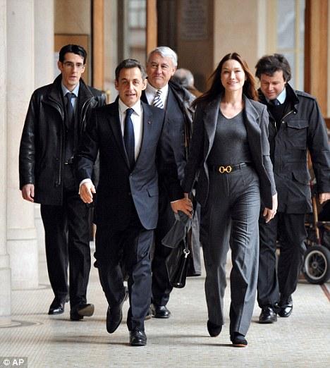 Первую леди Франции состарили ботокс и сигареты