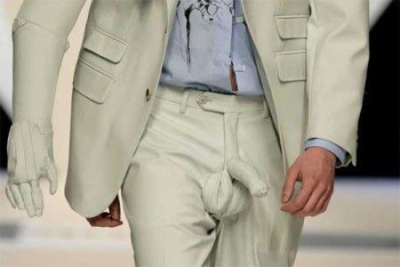 Испанская модельерша шокировала публику костюмом с прибором