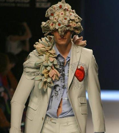 Испанская модельерша шокировала публику костюмом с прибором