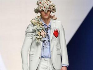 Испанская модельерша шокировала публику костюмом с прибором