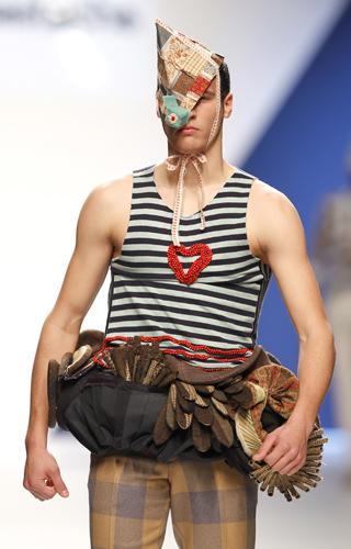 Испанская модельерша шокировала публику костюмом с прибором