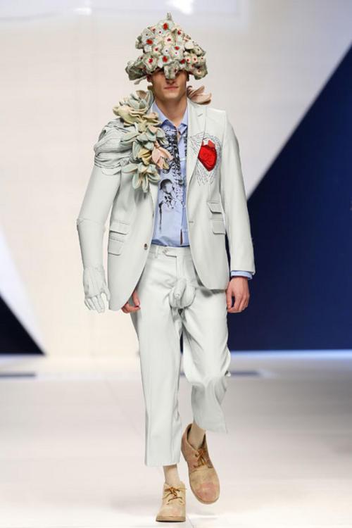 Испанская модельерша шокировала публику костюмом с прибором