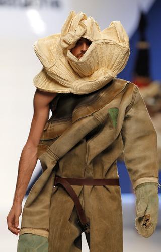 Испанская модельерша шокировала публику костюмом с прибором