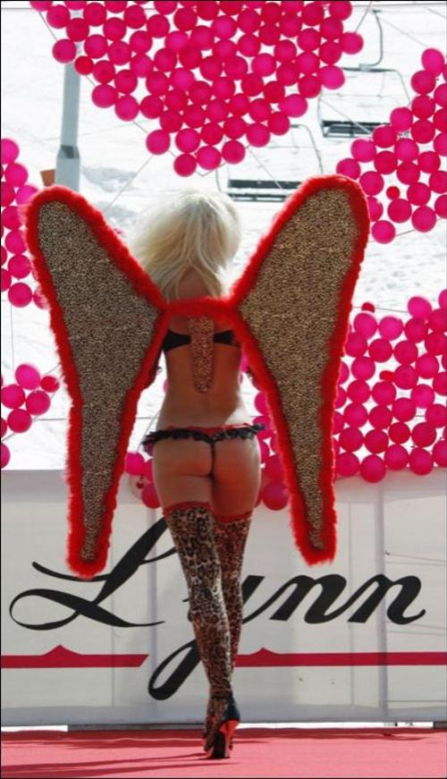 Модели позировали на морозе в нижнем белье