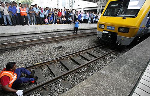 Малазиец утащил поезд зубами