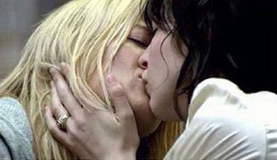 Лесбийский Поцелуй Сиенны Миллер И Тары Элдерс – Интервью (2006)