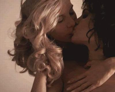 Топ-50 лучших лесбийских поцелуев звезд