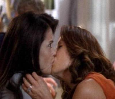 Топ-50 лучших лесбийских поцелуев звезд