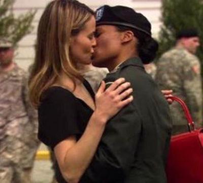 Топ-50 лучших лесбийских поцелуев звезд