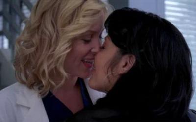 Топ-50 лучших лесбийских поцелуев звезд