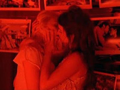 Топ-50 лучших лесбийских поцелуев звезд