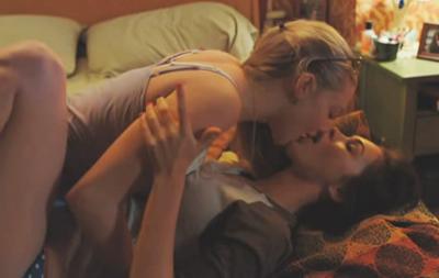 Топ-50 лучших лесбийских поцелуев звезд