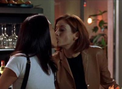 Топ-50 лучших лесбийских поцелуев звезд