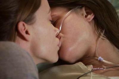 Топ-50 лучших лесбийских поцелуев звезд