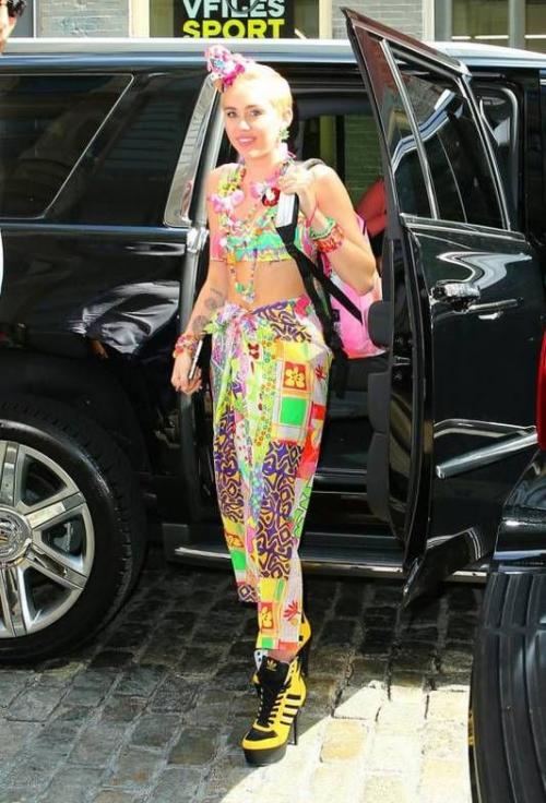 Самые нелепые и безвкусные наряды знаменитостей. Ч .2