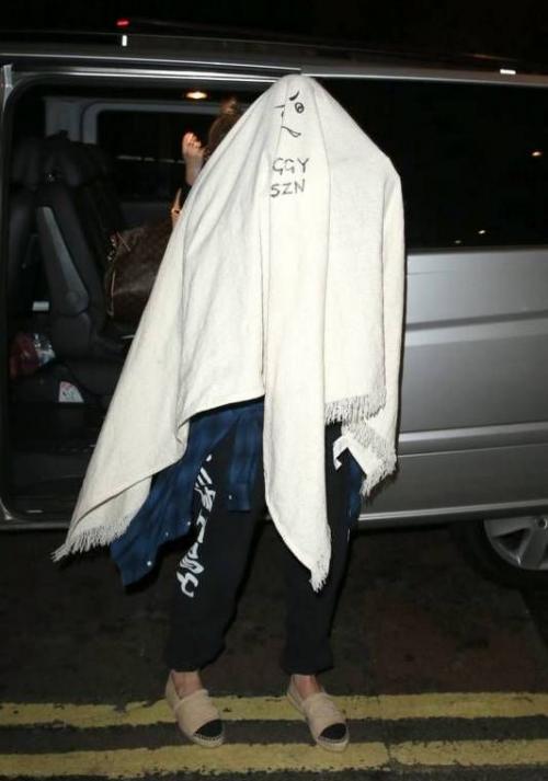 Самые нелепые и безвкусные наряды знаменитостей. Ч .2