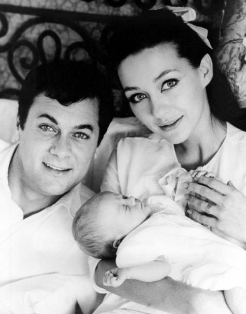 Привычка жениться: звезды-рекордсмены по количеству браков