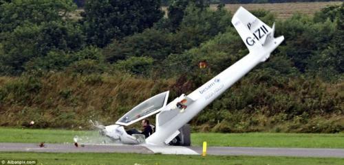 Британский пилот выжил, врезавшись на планере в землю