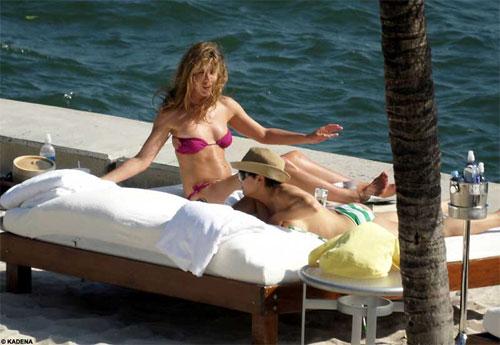 Дженнифер Энистон демонстрирует пикантные выпуклости