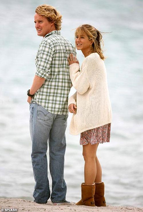 Дженнифер Энистон демонстрирует пикантные выпуклости