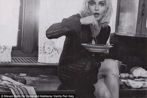 Мадонна моет посуду и ест руками