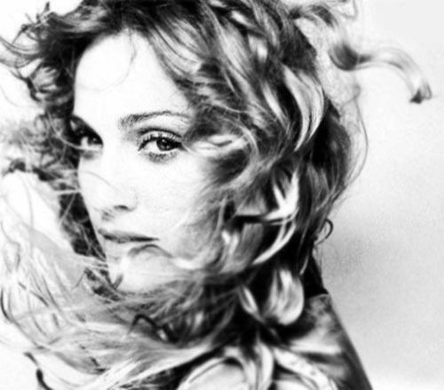 Мадонна моет посуду и ест руками