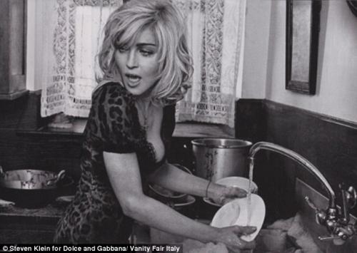 Мадонна моет посуду и ест руками