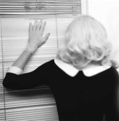 Мадонна моет посуду и ест руками