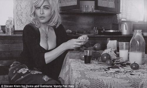 Мадонна моет посуду и ест руками