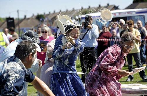 В Великобритании бросались кремовыми тортами