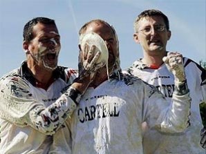 В Великобритании бросались кремовыми тортами