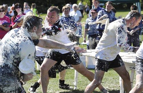 В Великобритании бросались кремовыми тортами