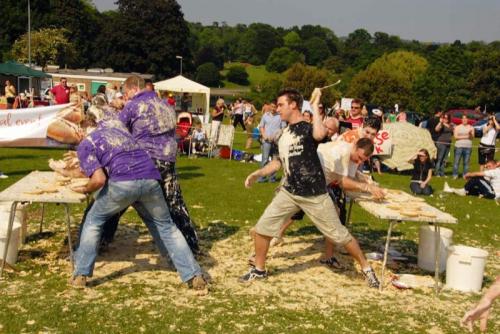 В Великобритании бросались кремовыми тортами