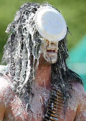 В Великобритании бросались кремовыми тортами