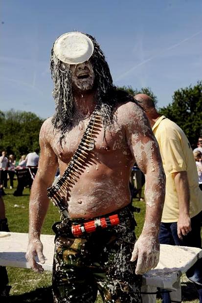 В Великобритании бросались кремовыми тортами