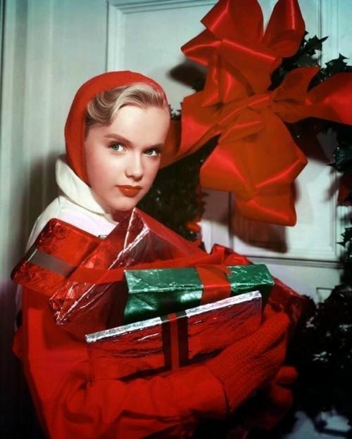 20 фоток гламурных голливудских красавиц в рождественских нарядах
