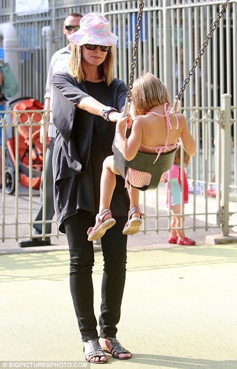 Беременная Хайди Клум  показала животик