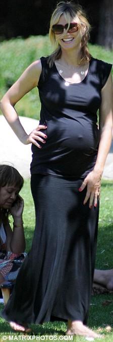 Беременная Хайди Клум  показала животик