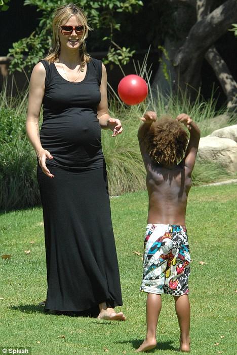 Беременная Хайди Клум  показала животик