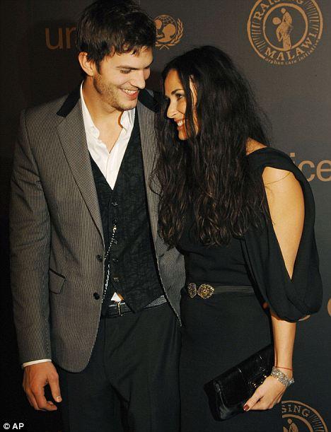 Деми Мур укоротила юбчёнку для W