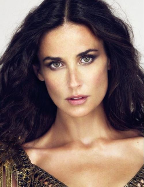 Деми Мур укоротила юбчёнку для W