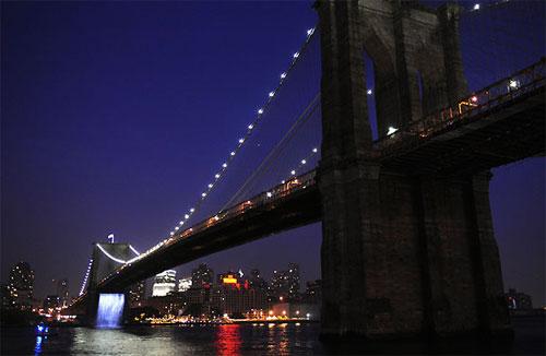 Водопады забили посреди каменных джунглей  Нью-Йорка