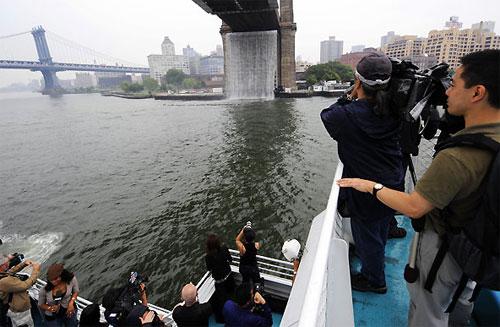 Водопады забили посреди каменных джунглей  Нью-Йорка
