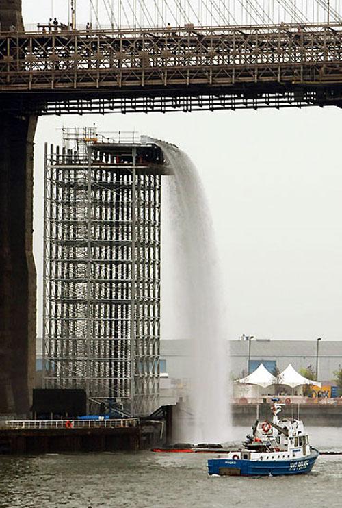 Водопады забили посреди каменных джунглей  Нью-Йорка