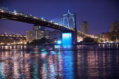 Водопады забили посреди каменных джунглей  Нью-Йорка